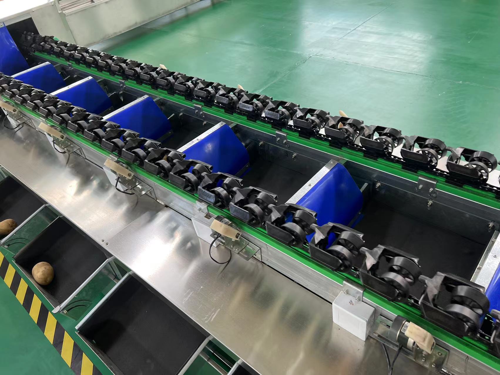 黑色雙軌滾輪重量分選機